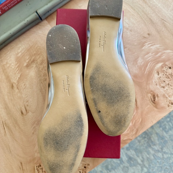 Salvatore Ferragamo ‘Elisabel’ Vara loafer, in gold ‘Butter / Oro’, size 10 M - Picture 5 of 5